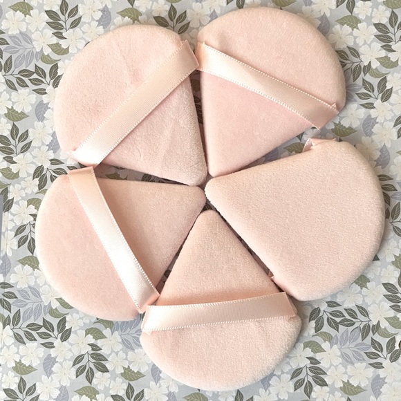 Triangular Shape Powder Puffs. Great makeup tool. - Picture 2 of 2